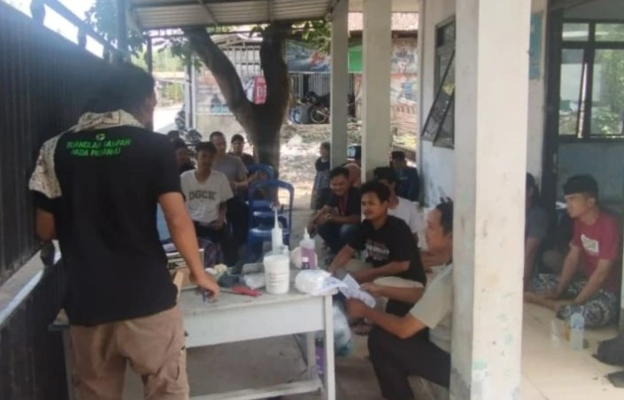 Mahasiswa ISIF Ajak Warga Sumurwuni Olah Sampah Plastik Jadi Kerajinan Bernilai Guna